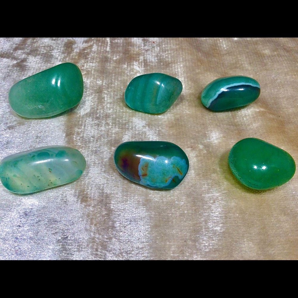 2x Green Hummingbird Quartz, Tumbled and Polished - Picture 4 of 8